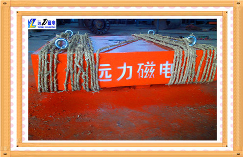 1.永磁除鐵器各類型號(hào)的功率計(jì)算     除鐵器各種型號(hào)功率計(jì)算,除鐵器主要用于冶金.礦物質(zhì)的去除等,隨著經(jīng)濟(jì)發(fā)展,鐵的種類和用途也在不斷繁榮發(fā)展.那么客戶應(yīng)該注意什么問題,由于不同的地質(zhì)因素選擇不同的規(guī)格,所以是不同的.  　　自卸式鐵除鐵器型號(hào)功率組件為除鐵器主體,驅(qū)動(dòng)電機(jī),主從動(dòng)輥,支架輥,卸載帶等部件.原理是加鐵鐵首先吸附鐵磁材料,然后用不銹鋼或塑料刮刀驅(qū)動(dòng)電機(jī)驅(qū)動(dòng)卸載帶,皮帶.通過塑料刮刀將鐵磁材料投入主帶外的收集箱,達(dá)到自動(dòng)除鐵的效果.  　　磁帶除鐵器是型號(hào)功率自動(dòng)卸鐵功能的優(yōu)點(diǎn),為用戶節(jié)省勞動(dòng)力,使熨斗可以連續(xù)卸鐵或間歇卸鐵,確保除鐵過程是正常的除鐵專家外：濰坊遠(yuǎn)磁帶鐵,包括永磁自卸式除鐵器和電磁放電兩大系列.皮帶分離器,也稱傾卸分離器,它是一種普通懸掛鐵升級(jí)版,是提高磁性研究開發(fā)自動(dòng)卸載鐵分離器的效率.當(dāng)材料含有更多的鐵磁材料時(shí).  　　皮帶除鐵器是最好的除鐵設(shè)備,它是由磁體,齒條,電機(jī)減速機(jī),主,從動(dòng)滾筒,卸料帶和刮板組成.除鐵原理是將鐵磁材料吸附到磁性體系的底部,驅(qū)動(dòng)馬達(dá)驅(qū)動(dòng)卸載帶,將鐵磁材料用刮刀拉出傳送帶,完成除鐵操作.皮帶除鐵器可實(shí)現(xiàn)連續(xù)卸料和間歇卸鐵,適用于惡劣條件下的工作,為企業(yè)提高生產(chǎn)效率和節(jié)省勞動(dòng)力.
