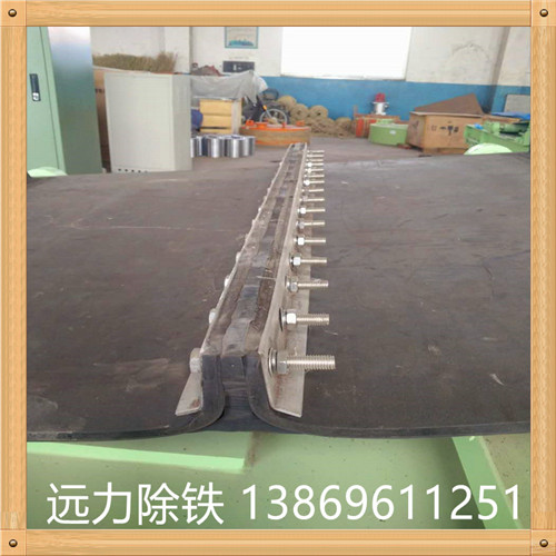 橡膠除鐵器皮帶 除鐵器環(huán)形帶接頭方法有三種: (1)直接硫化成環(huán)形帶子. (2)硫化時(shí)留生頭 除鐵器環(huán)形帶生產(chǎn)商,使用時(shí)根據(jù)要求現(xiàn)場(chǎng)加熱加壓使接頭部分硫化. (3)用膠黏劑現(xiàn)場(chǎng)黏合.由于無機(jī)械接頭,運(yùn)行平穩(wěn),適用于選礦,化肥等部門的物料輸送. 除鐵器環(huán)形輸送帶是指平型輸送帶生產(chǎn)完成后,因?yàn)槭褂玫沫h(huán)境或者條件限制,必須使用環(huán)形輸送帶時(shí),我們會(huì)對(duì)平型輸送帶進(jìn)行硫化接頭(又稱熱粘),使其變?yōu)榄h(huán)形輸送帶.其帶芯接頭處強(qiáng)力可達(dá)到膠帶本體強(qiáng)力的90%,膠帶表面無明顯接頭缺陷. 因此 除鐵器環(huán)形帶的求購(gòu),環(huán)形輸送帶運(yùn)輸平衡,使用伸長(zhǎng)小.環(huán)形輸送帶帶芯用優(yōu)質(zhì)全棉或維棉交織帆布制成,一般2-8層或用尼龍帆布(或聚酯帆布)作強(qiáng)力層.