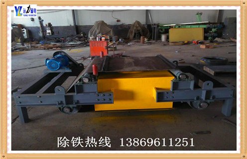  　　①計(jì)算機(jī)模擬磁路,設(shè)計(jì)獨(dú)特的磁極結(jié)構(gòu),保證在額定懸掛高度處其磁場(chǎng)達(dá)到或超出國(guó)標(biāo)值,磁極吸附面積大,保證有足夠時(shí)間從運(yùn)行物料中吸起鐵磁性雜物;  　　②磁場(chǎng)穩(wěn)定,保證在惡劣環(huán)境下永磁芯在八年內(nèi)磁力降低不超過5%; ③整機(jī)結(jié)構(gòu)緊湊合理,不用電源勵(lì)磁系列,不用冷卻系統(tǒng),皮帶具有自動(dòng)糾偏功能,特制密封軸座,適應(yīng)惡劣環(huán)境下工作,能連續(xù)自動(dòng)清除所吸附的雜鐵,可保障長(zhǎng)期無故障運(yùn)行; ④驅(qū)動(dòng)電動(dòng)機(jī)擁有防爆與非防爆兩種類型可供選用. ⑤各項(xiàng)技術(shù)指標(biāo)均符合JB/T8711-1988標(biāo)準(zhǔn),稱為達(dá)國(guó)標(biāo)的普通永磁除鐵器.