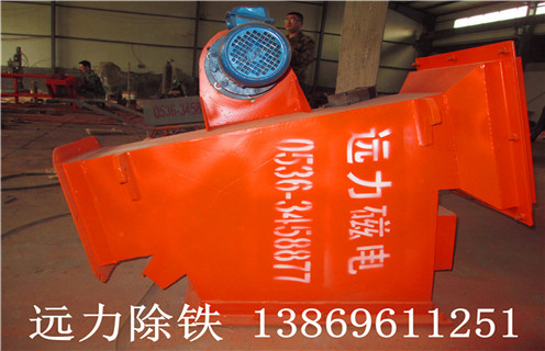管道磁棒除鐵器設(shè)備結(jié)構(gòu)設(shè)計(jì)  　　管道磁棒除鐵器結(jié)構(gòu)設(shè)計(jì)合理.緊湊.安裝方便,串接于物料輸送管道中即可使用. 除鐵過程連續(xù).自動(dòng),設(shè)備啟動(dòng)后無需看管. 適用于封閉物料輸送系統(tǒng),工作中無粉塵逸出,無環(huán)境污染.管道壁采用特殊耐磨材料,使用壽命成倍增長.  　　二.管道磁棒除鐵器低能耗無污染  　　管道磁棒除鐵器多用于粉體或者液體物料的提純工作,其 密封的設(shè)計(jì)可以保證減少對(duì)環(huán)境的污染,隨著技術(shù)改進(jìn)它的能耗也降低了許多,是優(yōu)質(zhì)節(jié)能環(huán)保設(shè)備中的代表,磁系全格柵式排列,使得強(qiáng)磁區(qū)域得以充分利用,多層設(shè)計(jì),層層過濾,除鐵更徹底,效果更顯著.管道式除鐵器的特別設(shè)計(jì)適用于在各種液體和糊狀產(chǎn)品中移除微小的鐵磁性金屬顆粒.強(qiáng)大的磁性甚至可以從產(chǎn)品流中剔除低磁性的不銹鋼顆粒,可確保快速而有效的雜質(zhì)分離.管道式除鐵器主要用于清除液體及漿料中的鐵磁性雜質(zhì),應(yīng)用廣泛,在眾多微細(xì)粒行業(yè)的除鐵中能可以用到它.