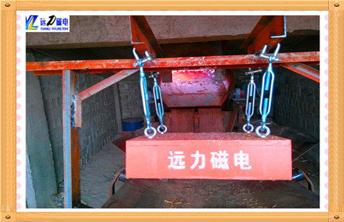 手動(dòng)卸鐵式永磁除鐵器基本特點(diǎn) 1.手動(dòng)卸鐵式永磁除鐵器采用高性能永磁磁芯作為磁源,內(nèi)部磁路采用計(jì)算機(jī)模擬設(shè)計(jì),完善的雙磁極結(jié)構(gòu).從而保證了磁場(chǎng)強(qiáng)度更高.梯度更大,確保鐵磁性物質(zhì)能夠從其它物料中分離出來(lái). 2手動(dòng)卸鐵式永磁除鐵器采用的傳動(dòng)系統(tǒng)技術(shù)成熟穩(wěn)定.結(jié)構(gòu)簡(jiǎn)單.使運(yùn)行更可靠.運(yùn)行時(shí)間更持久;設(shè)備因其易損件少,因此設(shè)備維護(hù)工作量少.且維護(hù)難度低. ?3.手動(dòng)卸鐵式永磁除鐵器機(jī)體關(guān)鍵部件采用不銹鋼制作.表面獨(dú)特的處理方法使機(jī)體耐磨性高.表面摩擦系數(shù)小,保證了物料能順暢卸下. 4.手動(dòng)卸鐵式永磁除鐵器采用手動(dòng)卸鐵方式,方便用戶收集卸下的鐵件.