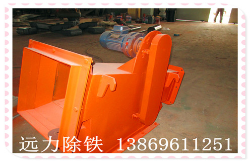 1.管道永磁除鐵器工作原理  　　當(dāng)材料經(jīng)過(guò)管道除鐵除鐵分離器時(shí),鐵磁材料吸附到分離器的不銹鋼管的壁上.隨著永磁體移動(dòng),隔板逐漸流入材料管.攻絲方向滑動(dòng),材料分離.在出鐵口處,由于永磁體物料隨著圓周運(yùn)動(dòng)方向提長(zhǎng)而被甩開,鐵磁性材料的磁性吸引力損失,在重力的作用下從出鐵放電,實(shí)現(xiàn)自動(dòng)材料鐵.  　　2.管道永磁除鐵器產(chǎn)品特征  　　該裝置采用NdFeB的高剩余磁性作為磁源,除了鐵和高效率,長(zhǎng)使用壽命.動(dòng)力源采用低功率擺線齒輪減速電機(jī),傳動(dòng)采用精密滾子鏈,體積小,重量輕,運(yùn)行可靠穩(wěn)定,故障小等優(yōu)點(diǎn),使用方便,容易維護(hù).設(shè)備結(jié)構(gòu)合理,緊湊,易于安裝,可與管道中的材料串聯(lián)使用.除鐵工藝連續(xù),自動(dòng),啟動(dòng)后設(shè)備不小心.適用于封閉式物料搬運(yùn)系統(tǒng),工作時(shí)無(wú)粉塵逃逸,無(wú)環(huán)境污染.管道壁采用特殊耐磨材料,使用壽命呈指數(shù)增長(zhǎng).  　　3.管道永磁除鐵器適用范圍：  　　廣泛應(yīng)用于水泥,電力,陶瓷,磚,化工,食品,玻璃,冶金,鋼鐵等行業(yè).它是物料凈化和后續(xù)設(shè)備安全操作的首選.除了鐵設(shè)備.以上為您介紹的就是管道永磁除鐵器在水泥廠中應(yīng)用很廣泛的一款設(shè)備