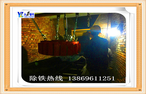 一.粉狀物料電磁除鐵器的技術(shù)特點(diǎn)  　　1.磁性材料的性能NdFeB磁源,溫度高,性能穩(wěn)定,不退磁.  　　2.磁路設(shè)計(jì),雙極結(jié)構(gòu),使磁場通過材料場強(qiáng)大大加深,吸力為普通管道分離器的2-3倍.  　　3.管道全密封體,安裝在熨斗外,避免長期使用分離器造成損壞.  　　4.體積小,重量輕,垂直安裝,方便熨斗.  　　5.根據(jù)用戶要求設(shè)計(jì)定制.  　　二.粉狀物料電磁除鐵器的工作原理  　　物料通過裝置,中心分隔器由分離器材料到管道分離器的磁場覆蓋區(qū)域,鐵磁材料吸附在管壁上,去除鐵磁材料打開側(cè)門,鐵磁材料刪除.