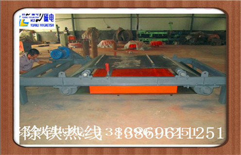 2.強磁除鐵器場強度一般為多少高斯,都有哪些選擇要求: 2.1.應根據混合除凈率要求,材料鐵含量情況,現場工作環境等正確選擇的鐵. 2.1.1材料層較厚,粒徑較大,應采用超強磁選機;或大或大兩種超選型普通鐵;也可以是多級鐵;多層熨斗應盡可能選擇.熨斗安裝在皮帶機的頭上. 2.1.2除了對高純鐵的要求外,還可以采用不同的方式與鐵制設備一起使用,如帶機頭帶有永磁輥,皮帶輸送帶除鐵器用于中間. 2.1.3現場環境較嚴重的灰塵,應采用全封閉結構的除鐵器. 2.1.4功率容量不足,應選用永磁除鐵器. 2.1.5材料含有更多的鐵,應使用傾卸式除鐵器.
