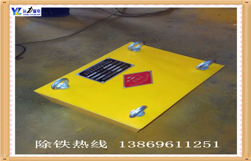 1.永磁除鐵器廠家的性能有幾個方面的技術(shù)改進  　　1.磁性合金矯頑力提高較大,去磁率明顯降低,磁感應(yīng)強度比原來增加30%以上,裝配后額定起重高度的磁感應(yīng)強度可達1200gs?1500gs以上解決了目前的帶式輸送機,厚,低鐵去除率的問題.  　　2.為了防止長期使用磁退磁，永磁分離器制造商，NdFeB采取鍍鋅抗氧化處理，同時組裝環(huán)氧樹脂與全密封澆鑄，防止磁性接觸空氣氧化，磁選機去磁率大大降低，小于10年，小于5%。  　　3.永磁鐵除鐵器難以在鐵吸收后除去，給用戶帶來很多不便，為了解決這個問題,會在除鐵器底部增加一層耐磨襯墊,一個在不存在的下鐵鐵工作面的磁感應(yīng)強度同時減弱表面的場強,使鐵片中的鐵片脫離吸力，隨著放電鐵片的旋轉(zhuǎn)更容易投擲,第二是避免鐵片大片鐵片受到重傷時的沖擊帶,永磁分離器，緩沖效果.  　　4.鼓筒結(jié)構(gòu),具有自動修正功能;全密封外殼,適應(yīng)環(huán)保能力,可保證長時間無故障連續(xù)工作.