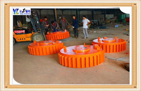 1.電磁輥筒除鐵器工作原理  　　當(dāng)在強(qiáng)磁場(chǎng)的磁場(chǎng)下通過(guò)直流勵(lì)磁線(xiàn)圈的材料將在鐵磁材料中混合時(shí),繼續(xù)吸起來(lái),從而達(dá)到鐵的目的.  　　RCDB系列干式電磁除鐵器(也稱(chēng)為PDC系列盤(pán),RCDY系列)是一種用于去除除鐵裝置中的非磁性材料的粉末或塊的類(lèi)型.其內(nèi)部使用電鑄樹(shù)脂,自冷卻完全密封結(jié)構(gòu).具有較大的滲透深度,強(qiáng)吸力,防塵,防雨,腐蝕等特點(diǎn),在極惡劣的環(huán)境下仍能可靠運(yùn)行.  　　2.電磁輥筒除鐵器的主要結(jié)構(gòu)  　　該機(jī)主要由電磁線(xiàn)圈,磁芯,磁極填料,接線(xiàn)盒等組成.  　　3.電磁輥筒除鐵器的主要性能  　　主要性能指標(biāo)達(dá)到或高于JB / T7689-95標(biāo)準(zhǔn),該產(chǎn)品可與非磁性材料混合,去除0.1-25公斤的鐵磁材料.  　　3.1,采用焊接密封結(jié)構(gòu),內(nèi)部采用電鑄樹(shù)脂,使其具有防塵,防水的性能,絕緣強(qiáng)度高,散熱性好,效率高.  　　3.2,保證磁場(chǎng)吸力性能(主要是IN)在增加線(xiàn)圈匝數(shù)的前提下,降低電流密度,從而大大降低熱源使溫度控制在70℃以?xún)?nèi),延長(zhǎng)了隔膜的使用壽命.廣泛應(yīng)用于煤,電,水泥,建材等行業(yè).  　　3.3,配備行走小車(chē)和其他設(shè)備,從而保證設(shè)備可以適應(yīng)特殊要求的操作環(huán)境.