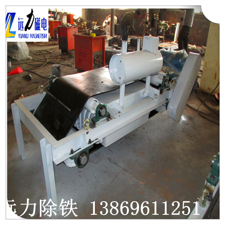 1.通遼油冷自卸式電磁除鐵器的組成  　　RCDF系列油冷自卸式電磁除鐵器由除鐵器本體和卸鐵機(jī)構(gòu)兩部分組成.卸鐵機(jī)構(gòu)由機(jī)架.擺線針輪減速機(jī)(以下簡稱減速電機(jī)).主 從動滾筒.托輥.皮帶輪(或鏈輪).三角帶(或皮帶輪)和裝有刮板的卸鐵皮帶組成.  　　2.油冷自卸式電磁除鐵器工作原理  　　除鐵器接通電源后,勵磁系統(tǒng)產(chǎn)生了強大的磁場,當(dāng)輸送機(jī)上的散狀物料經(jīng)過除鐵器下方時,混雜在物料中的鐵磁性雜物,在磁場力作用下被吸起,由運行的卸鐵皮帶連續(xù)拋出,當(dāng)物料脫離磁場范圍外,鐵磁性雜物在重力作用下掉入集鐵箱中.