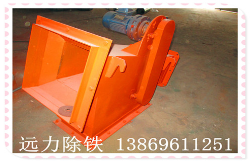  永磁流槽式除鐵器是就要應(yīng)用于水泥廠的除鐵器，遠(yuǎn)力磁電生產(chǎn)的水泥廠用的此種除鐵器相比較我們其他類(lèi)型的除鐵器都有哪些優(yōu)勢(shì)，特點(diǎn)，及工作原理呢重點(diǎn)來(lái)介紹一下：