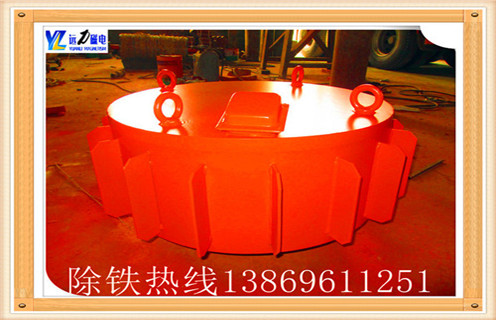 1.電磁除鐵器的正確使用 隨著我國經(jīng)濟(jì)的發(fā)展各行各業(yè)對物料除雜的要求不斷提高,對產(chǎn)品的物料品位也有了更高的要求,在許多特殊場合,對物料中鐵磁性物質(zhì)的除凈率要求很高,按照國家標(biāo)準(zhǔn)生產(chǎn)制作的普通除鐵器是根本無法滿足需求的.RCDC 超強(qiáng)型除鐵器是我公司最新推出的,集多種技術(shù)于一身,具有吸力大,吸程深,節(jié)能顯著等優(yōu)點(diǎn),可裝于膠帶運(yùn)輸機(jī)頭部或中部上方,其強(qiáng)大的磁力可將混入物料中的雜鐵吸出并借助有刮板的自卸膠帶將其清除,對于防止銳利鐵器對運(yùn)輸膠帶的破壞及提高物料的純度起著重要作用.