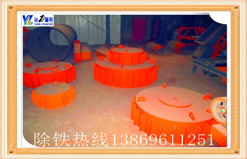 1.盤式電磁除鐵器的安裝要求：  　　1.1額定懸掛高度處對應(yīng)磁極幾何中心的磁感應(yīng)強度不小于150mT   ?1.2供電電壓為AC380V,50Hz.電控柜及電機防護等級為IP55.控制柜外殼采用不銹鋼板,采用雙層門.厚度≥2mm.  　　1.3兩臺除鐵器應(yīng)采用程控交替運行.RCDB型自冷盤式電磁除鐵器與PDC系列盤式電磁除鐵器.RCDY系列電磁除鐵器等同.是用于清除粉狀或塊狀非磁性物料中雜鐵的除鐵裝置.其內(nèi)部采用電工專用樹脂澆注,自冷式全密封結(jié)構(gòu),具有透磁深度大.吸力強.防塵.防雨.耐腐蝕等特點,在極其惡劣的環(huán)境中仍能可靠運行.行走裝置的配備可由客戶自己選擇.   1.4除鐵器行走前10秒,應(yīng)有聲光報警,聲光報警一直持續(xù)到除鐵器回到原位.