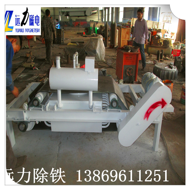 風(fēng)冷自卸式電磁除鐵器回收價(jià)值利用好,遠(yuǎn)力磁電生產(chǎn)的RCDA系列風(fēng)冷懸掛式電磁除鐵器磁路采用計(jì)算機(jī)模擬設(shè)計(jì),透磁深度大.磁力強(qiáng).特殊的風(fēng)道設(shè)計(jì),軸流風(fēng)機(jī)強(qiáng)迫風(fēng)冷,風(fēng)量大,風(fēng)壓高,使線圈散熱快,溫升低,冷熱態(tài)磁場(chǎng)差異小.線圈經(jīng)特殊的浸漆絕緣及固化處理技術(shù),抗氧化,耐腐蝕,提高整機(jī)的絕緣性能,保障長(zhǎng)期連續(xù)工作不老化.