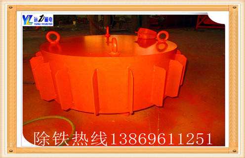 RCDB懸掛式電磁除鐵器-盤式除鐵器-干電磁除鐵器強(qiáng)磁除鐵,干式電磁除鐵器稱RCDB電磁除鐵器,(也稱為PDC系列圓盤),是用于去除鐵屑去除裝置中的粉狀,顆粒狀或塊狀非磁性材料,內(nèi)部使用電工專用樹(shù)脂鑄造,自冷全封結(jié)構(gòu).具有較大的滲透力度和磁場(chǎng)強(qiáng)度,強(qiáng)吸力,防塵,防雨,腐蝕等特點(diǎn),由于以上特點(diǎn)從而使其極惡劣的環(huán)境下仍能可靠運(yùn)行.主要性能指標(biāo)達(dá)到或高于JB / T7689-95標(biāo)準(zhǔn),去除0.1-35公斤鐵磁材料中的散裝材料. 1.干式電磁除鐵器實(shí)際上是整流電路電磁除鐵器應(yīng)用的控制柜: 1.1.變壓器控制柜是除鐵器所需的直流電源設(shè)備.它也是整個(gè)除鐵器操作的控制裝置.在除鐵器的提升完成之后,可以根據(jù)電氣接線圖連接除鐵器的電源. 1.2.控制柜應(yīng)放置在小灰塵,干燥,無(wú)雨雪侵入,通風(fēng)良好,易于操作和觀察的地方;